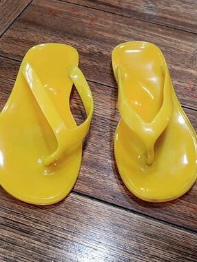 Wonder Nation Girls Yellow Jelly Flip Flop Sandals - Classic Summer Style